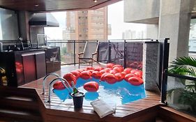 Morumbi, Apartamento Pub, SPA com hidromassagem, PISCINA Aquecida PRIVATIVA, LAREIRA, tudo que você precisa para descansar, trabalhar ou realizar aquela comemoração! Com total conforto e PRIVACIDADE! O Apt Nota 10 de SP!